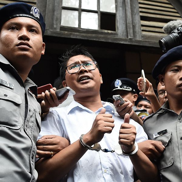 Reutersreportern Wa Lone tas iväg av polis efter att han dömts till sju års fängelse tillsammans med reportern Kyaw Soe Oo av domstolen i Rangoon.