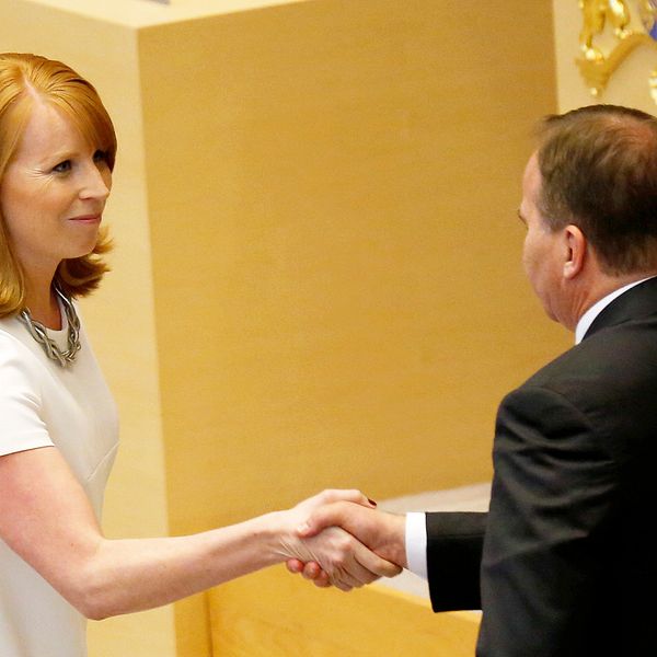 Centerns partiledare Annie Lööf (C) och statsminister Stefan Löfven (S) tackar varandra under partiledardebatten.