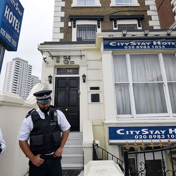 Polis utanför City Stay Hotel  i London där de två ryska männen misstänkta för mordförsöket på den före detta spionen Sergei Skripal och hans dotter bodde.