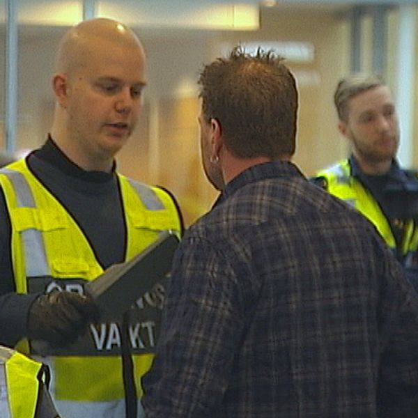 Åhörare visiteras av polis