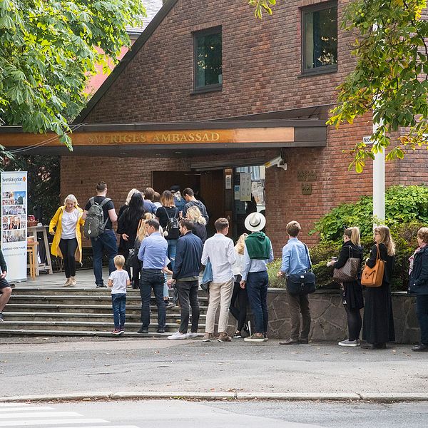 Människor står i kö utanför Sveriges ambassad i Oslo för att förtidsrösta.