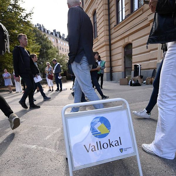 Väljare utanför vallokal på Södermalm i Stockholm 2018