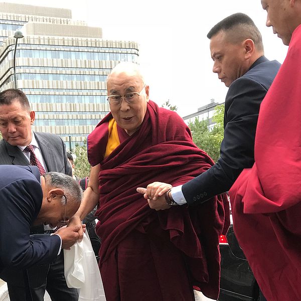 Dalai lama stannar några dagar i Skåne innan han flyger vidare till Nederländerna, Tyskland och Schweiz.