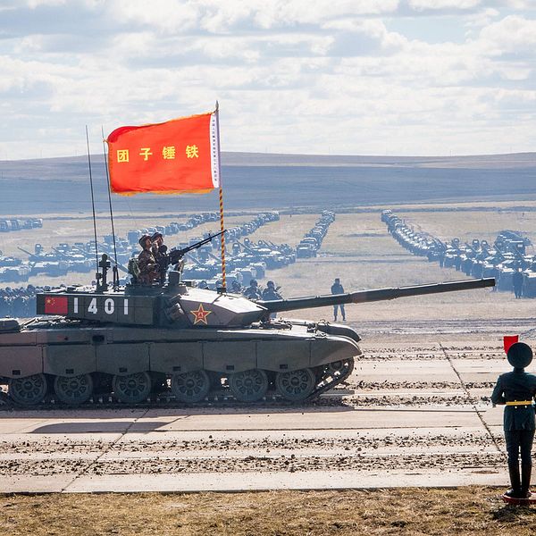 Ryska, kinesiska och mongoliska styrkor deltar i en parad vid Vostok 2018-övningen i östra Ryssland.