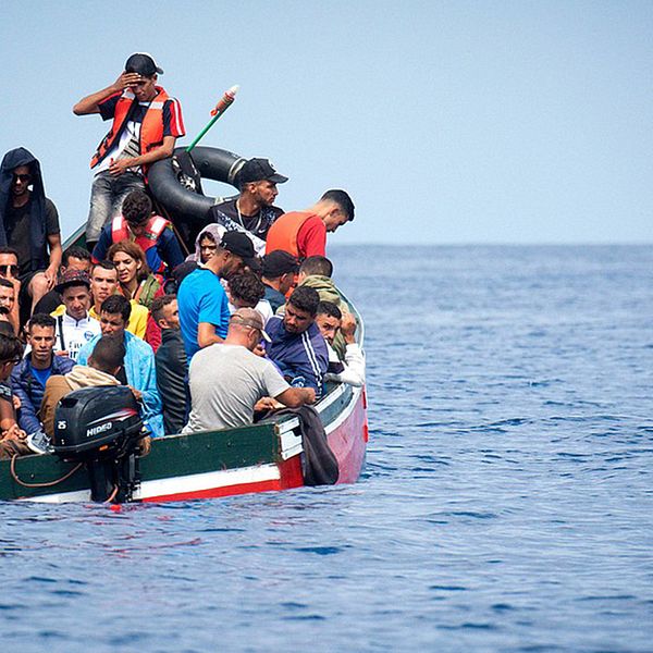 De här människorna räddades av den spanska kustbevakningen nyligen. Hittills i år har 33 000 migranter och flyktingar anlänt till Spanien.