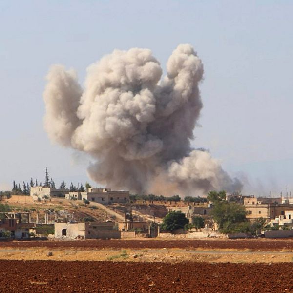 Ett rökmoln över Idlibprovinsen efter ett flyganfall.