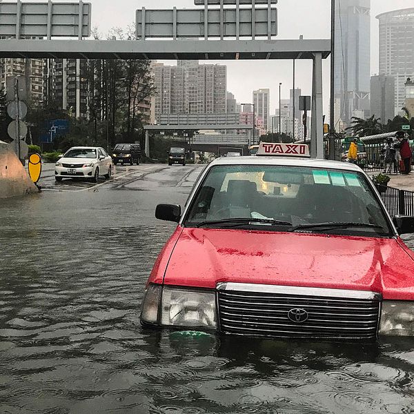 En övergiven taxi i Hongkong, som drabbats av rejäla översvämningen efter att Mangkhut förbi staden under söndagen.