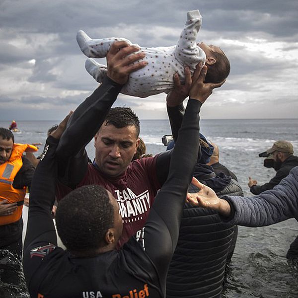 De här människorna kom fram till den grekiska ön Lesbos i november 2015 med hjälp av en gummibåt.