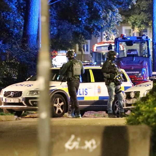 Tungt beväpnade poliser i Bagarmossen efter skottlossningen.