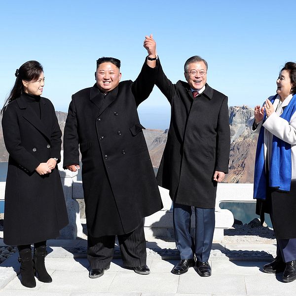 Nordkoreas ledare Kim Jong-un och Sydkoreas president Moon Jae-in tillsammans med sina fruar.