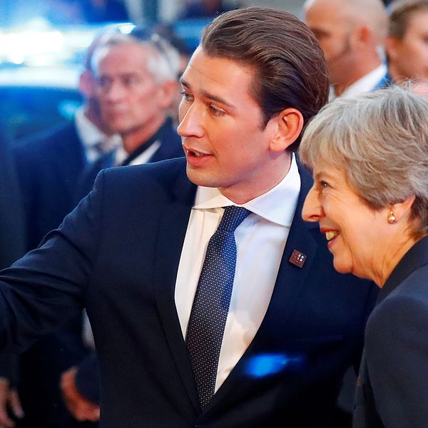 Storbritanniens premiärminister Theresa May tas emot av Österrikes förbundskanster Sebastian Kurz.