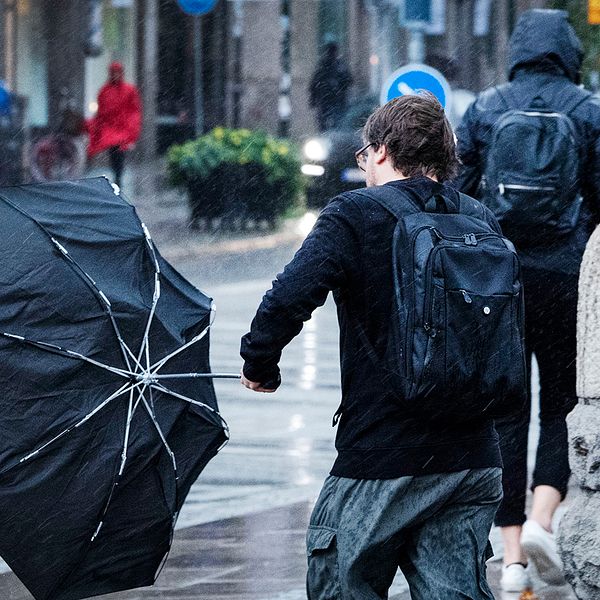Paraplyproblem i utanför Centralstationen i Malmö då stormen Knud anlände på fredagseftermiddagen. SMHI har utfärdat klass 1 varningar för södra Sverige på grund av stormen Knud.