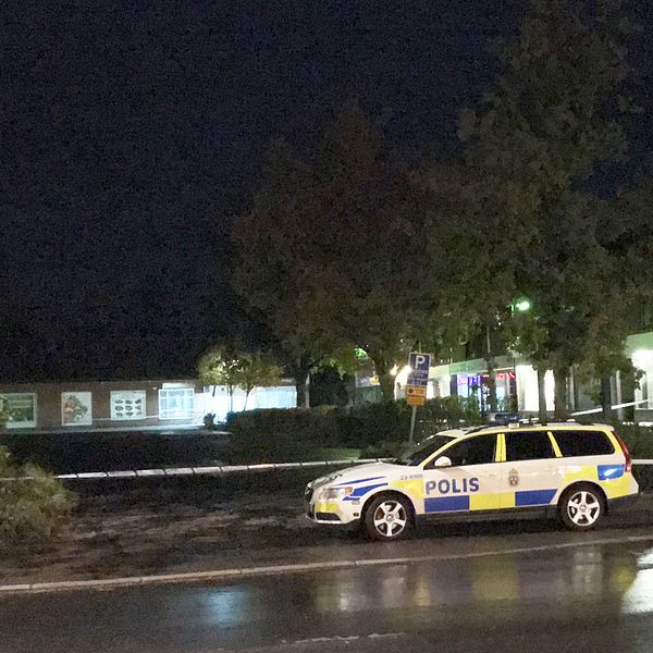 Polisen spärrade av ett område vid Skranta torg i Karlskoga under söndagskvällen