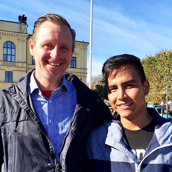 Öyvind Egeland och Mohammad Reza Amini, 19 år, firade ihop på torget i Karlstad