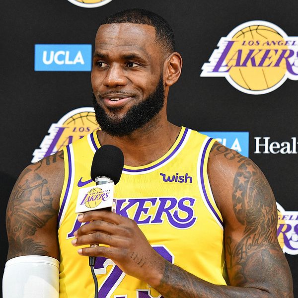 LeBron James under sin presskonferens i Los Angeles Lakers.