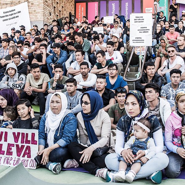 Ensamkommande asylsökande manifesterar på Medborgarplatsen för att stoppa utvisningarna till Afghanistan i augusti 2017.