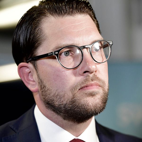 Sverigedemokraternas partiledare Jimmie Åkesson (SD) kommer till SVTs partiledardebatt.