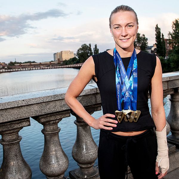 Sarah Sjöström visar stolt upp sina fyra EM-guld i Glasgow, nu kanske hon väljer den penningstinna världscupavslutningen i stället för guldjakt i kortbane-VM