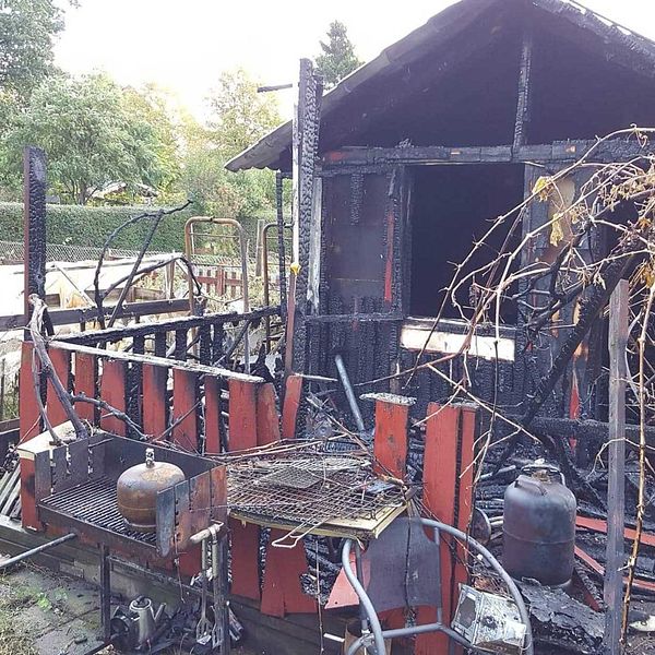En stuga totalförstördes vid en brand på Mejerigatans koloniområde.