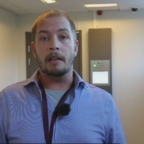 SVT:s reporter i tingsrätten. Han har blå skjorta, tittar ini kameran och ser allvarsam ut.