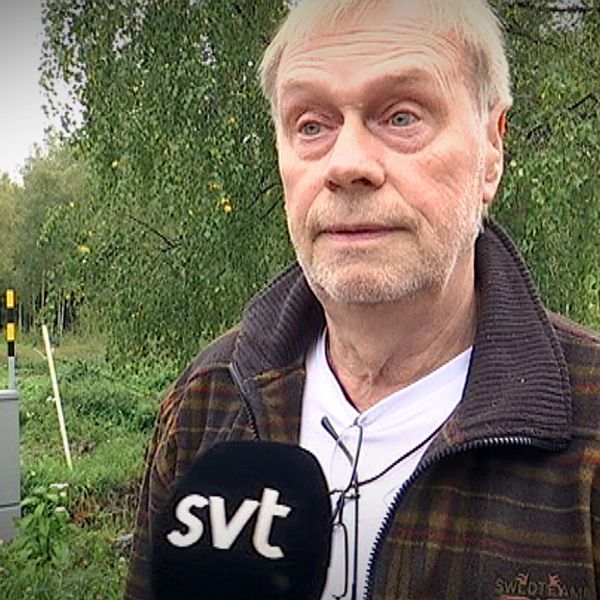 Allan Nykvist står bredvid ett elskåp i grönskan.