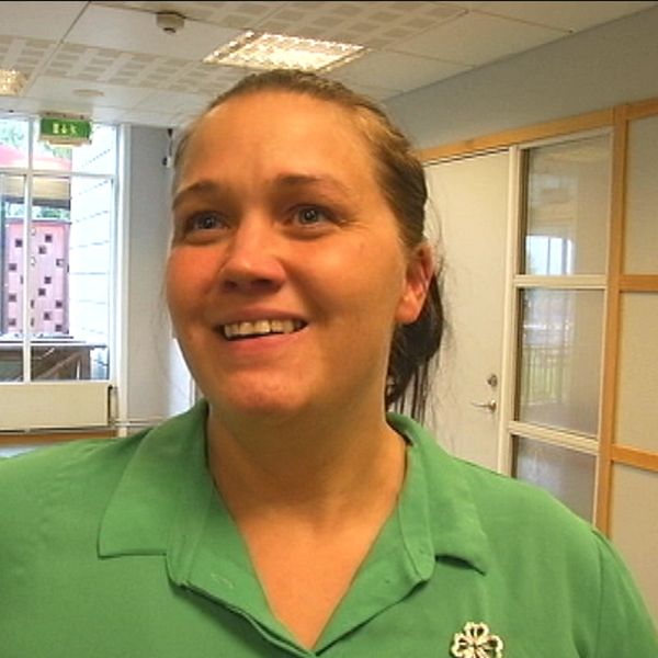 Centerpartiets Annika Andersson har en grön skjorta på sig och ler mot kameran.