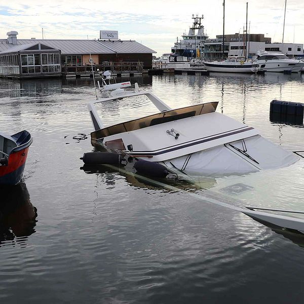 En 12 meter fritidsbåt sjönk under torsdagen i Karlskronas hamn.