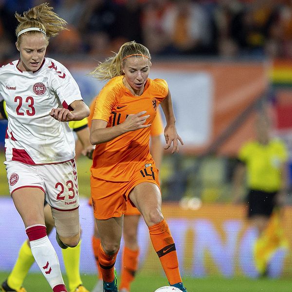 Nederländernas mittfältare Jackie Groenen (höger) och Danmarks Karen Holgaard.