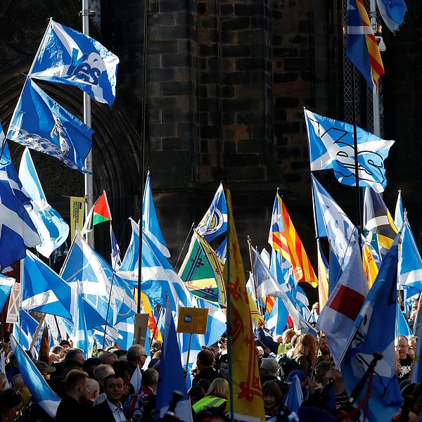 Skottar marscherar i Edinburgh.