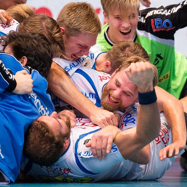 Redbergslids Niclas Fingren jublar liggande under lagkamrater efter att ha gjort matchens sista mål.