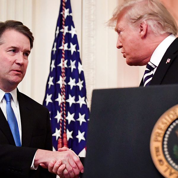 Högsta domstolen-domaren Brett Kavanaugh svors in under en ceremoni i Vita huset under måndagen, där USA:s president Donald Trump medverkade