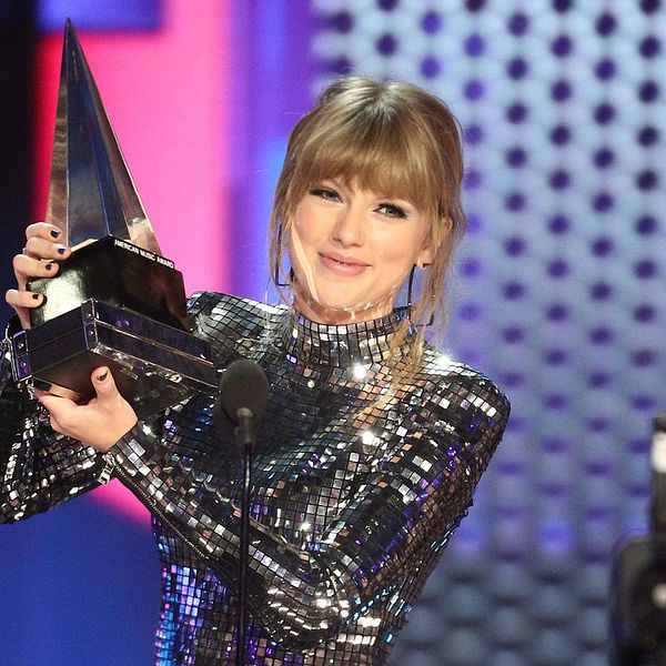 Taylor Swift tog emot pris som årets artist under AMA-galan, natten till onsdag.