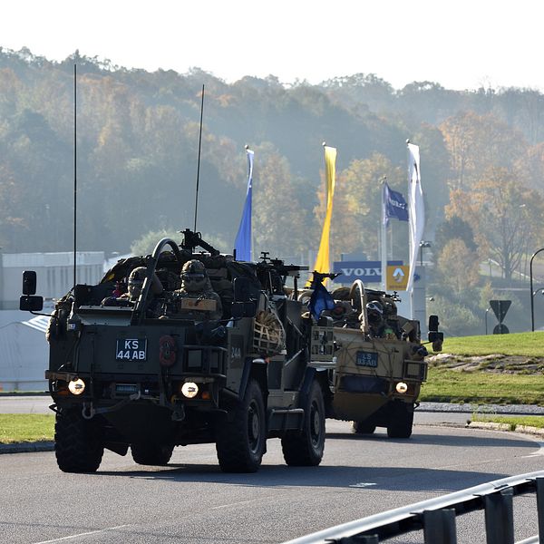 Utländska militärkolonner passerar R40 vid Ulricehamn.