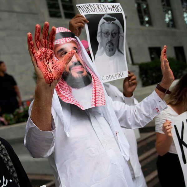 Utklädda till Saudiarabiens kronprins Mohammed bin Salman med blod på sina händer, visar demonstranter vad de tror har hänt journalisten Khashoggi.