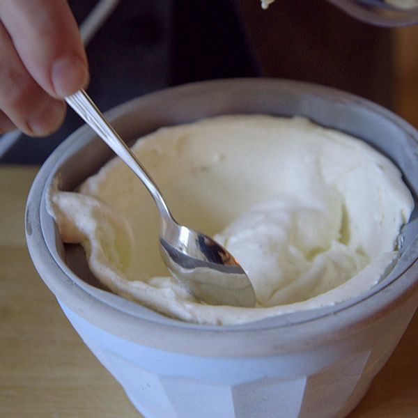 skål med hemmagjord glass, sked