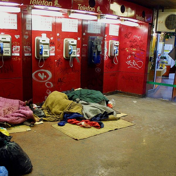 Hemlösa i Budapest, Ungern sover i en telefonkiosk.