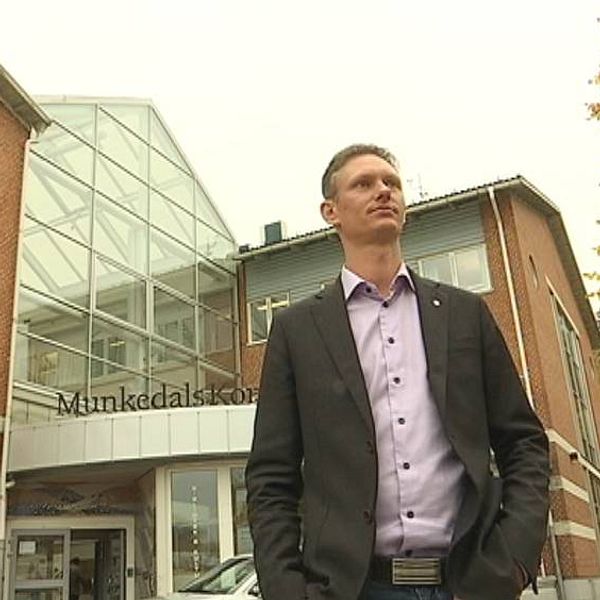 Matheus Enholm (SD) utanför kommunhuset i Munkedal