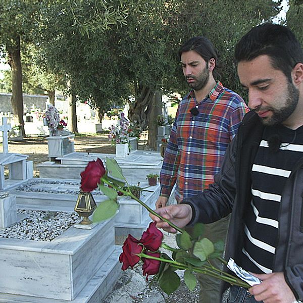 Jimmy Hanna (tv) följer med sin kusin Fadi Mansouraty när han lägger ner rosor på gravarna för sin mamma, syster, svåger och deras två små barn på ön Lesbos.
