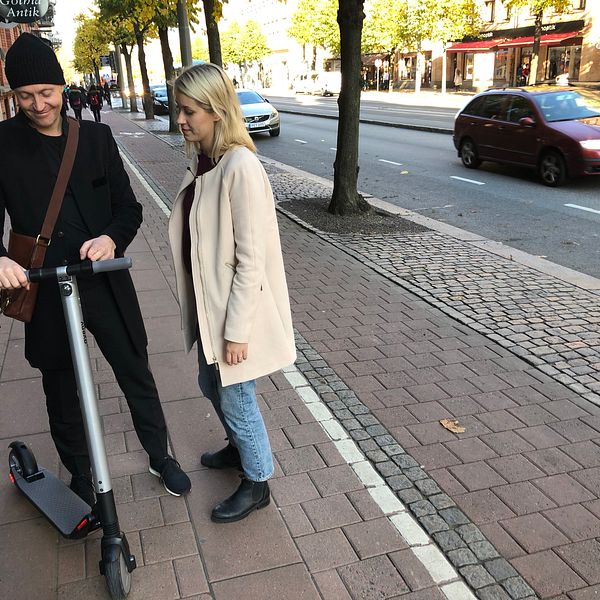 Se när SVT:s reporter provar en elsparkcykel