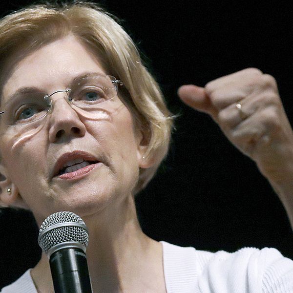 Den demokratiska senatorn Elizabeth Warren slår tillbaka mot Donald Trump.