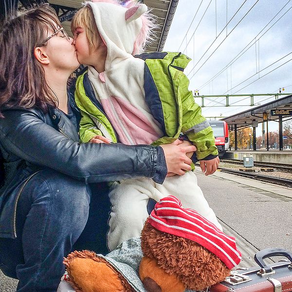 Mamma Essy Johansson och dottern Nour på perrongen i Gävle.