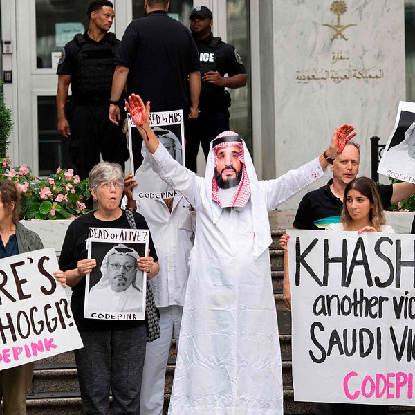 Demonstranter utanför Saudiarabiens ambassad i Washington. En av dem är utklädda till den saudiske kronprinsen Mohammed bin Salman med blod på händerna.