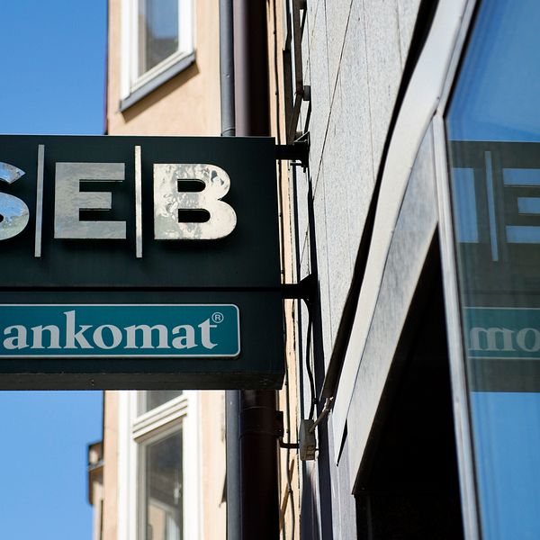 En bankomat utanför ett av SEB:s bankkontor i Stockholm.