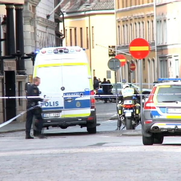 Flera kvarter i centrala Malmö har spärrats av efter att två handgranater hittats.
