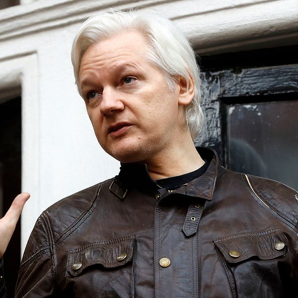 Julian Assange utanför Ecuadors ambassad i maj 2017.