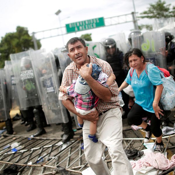 Honduranska migranter och kravallpolis