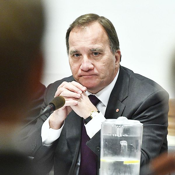 Stefan Löfven med knäppta händer.