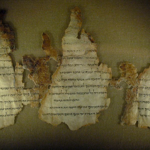 Fragment från Dödahavsrullarna. Delar från de religiösa skrifterna som funnits på The museum of the bible i Washington D.C ska inte härstamma från originalet.