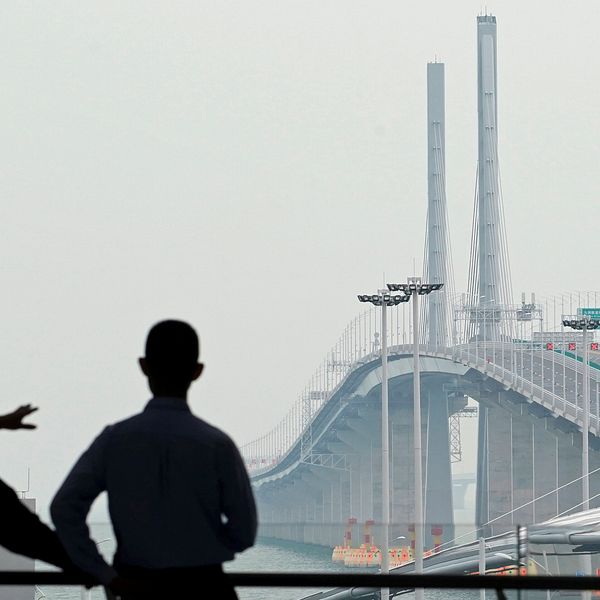 Vy över den nya bron från Zhuhai.
