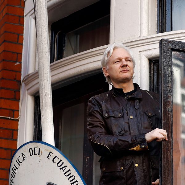 Julian Assange på en balkong på Ecuadors ambassad i London våren 2017. Arkivbild.
